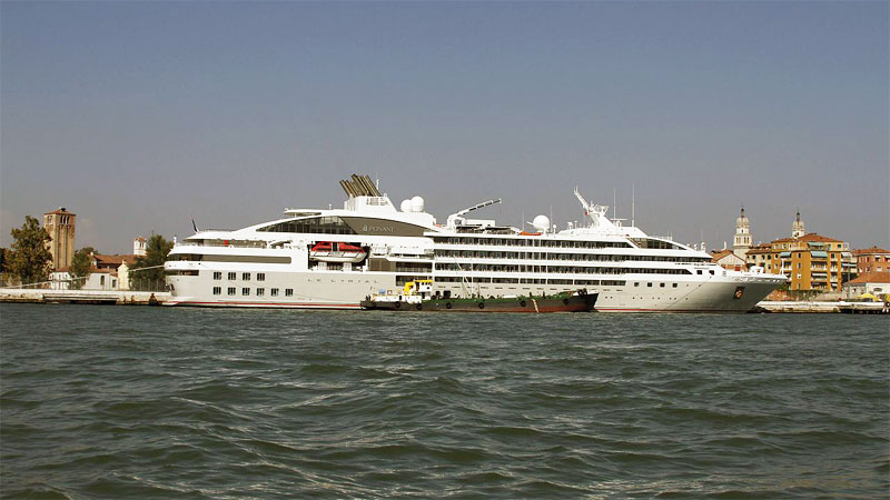 Cruise Ship Le Lyrial
